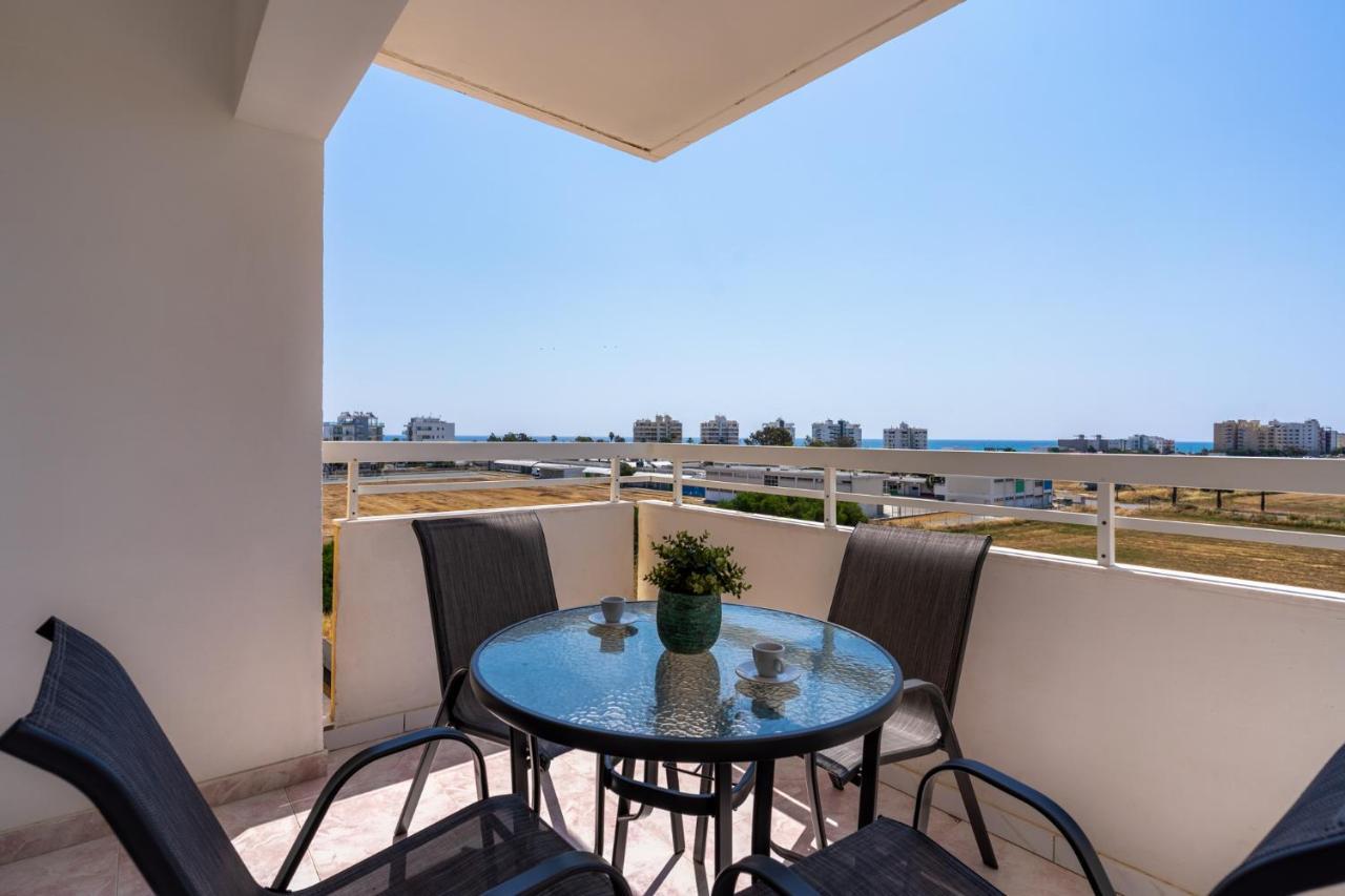 Sunny 2-Br Apartment In Mackenzie Larnaca Bagian luar foto