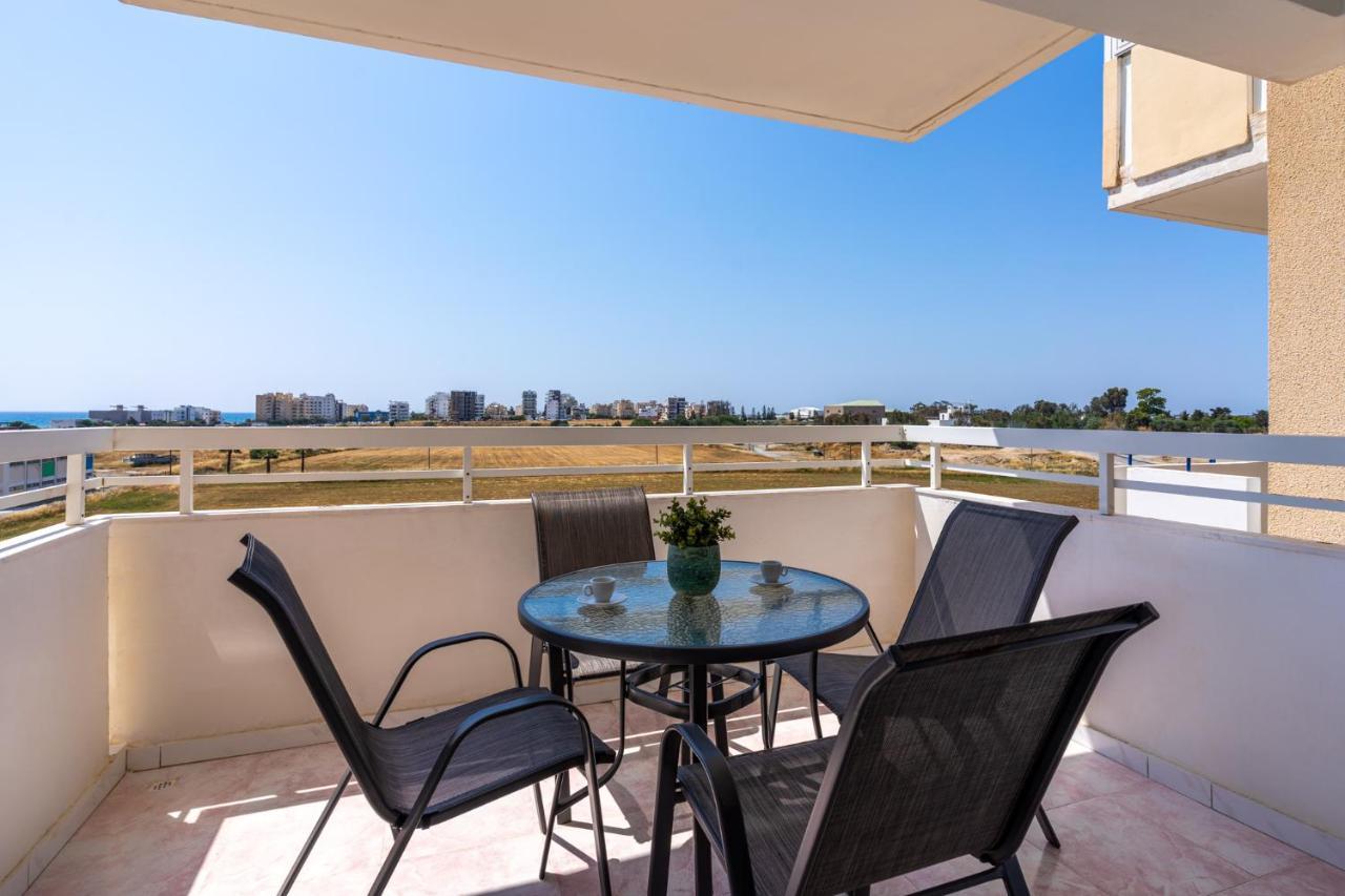 Sunny 2-Br Apartment In Mackenzie Larnaca Bagian luar foto